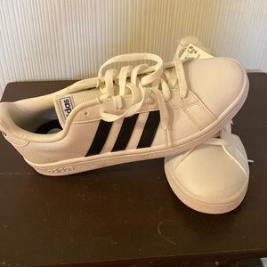 WHITE CLASSIC ADIDAS